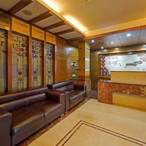 Oyo Townhouse 850 The Redfox Hotels Near Us Consulate
